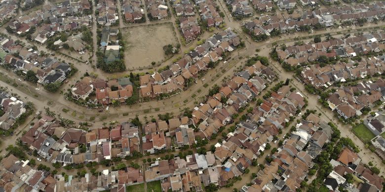 Foto aerial menunjukkan banjir yang menyisakan lumpur di salah satu kawasan hunian elite di Bekasi, Jawa Barat, Kamis (2/1/2020). Hujan deras dan luapan Kali Bekasi merendam sebagian besar kawasan tersebut.