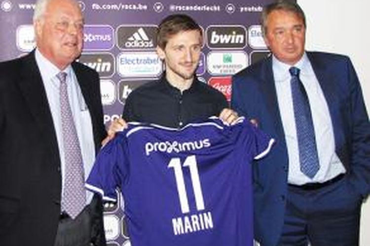 Gelandang Chelsea, Marko Marin, resmi dipinjamkan ke Anderlecht. 