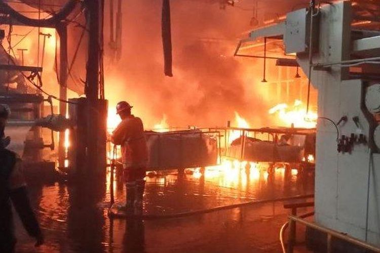 Petugas Damkar Purwakarta saat berupaya melakukan pemadaman api di PT Libolon, Desa Kembang Kuning, Kecamatan Jatilihur, Kabupaten Purwakarta, Jawa Barat, Selasa (13/8/2024) sore.