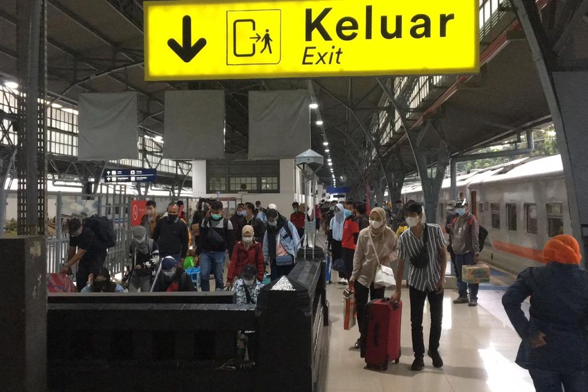 Penumpang kereta api yang tiba di salah satu stasiun area Daop 1 Jakarta, Senin (4/1/2021).