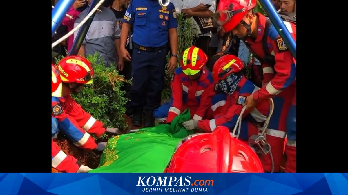Damkar Jaktim Bantu Pemakaman Warga Berbobot 250 Kg, Gunakan Tali dan Katrol