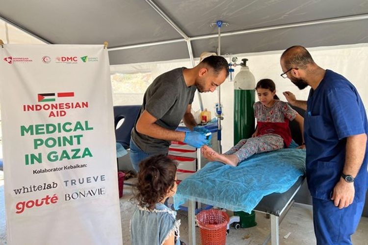 Hadirnya Medical Point in Gaza persembahan masyarakat Indonesia melalui Dompet Dhuafa untuk warga di Palestina menjadi salah satu alternatif layanan kesehatan di tengah kondisi yang tidak menentu di Palestina. Warga di Gaza dan sekitarnya memanfaatkan layanan tersebut untuk memeriksakan kondisi kesehatannya, Jumat (2/8/2024).