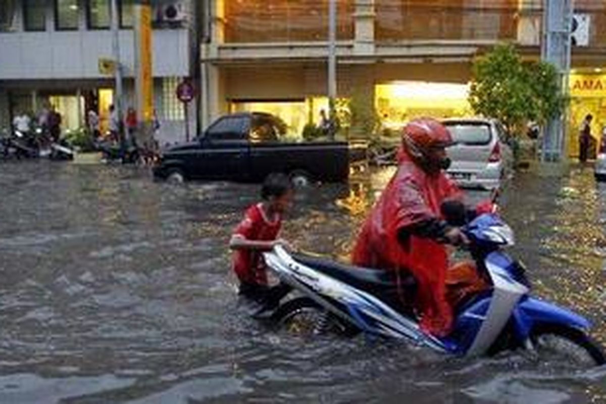 Pengendara terjebak genangan air setinggi hingga 50 sentimeter di Jalan Sabang, Jakarta Pusat, Senin (25/10/2010). Hujan deras yang menguyur wilayah ibu kota sejak sore hari mengakibatkan genangan air di beberapa ruas jalan dan kemacetan lalu lintas.