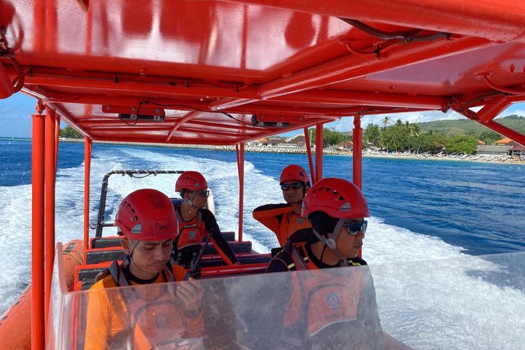 Tim Basarnas Bali saat mencari pasangan suami istri warga negara India, berinisial VM (28), dan ST (29), yang dilaporkan terseret arus di pantai Kelingking, Nusa Penida, Klungkung, Bali, pada Kamis (8/2023). Tim SAR gabungan berhasil menemukan, VM dalam tewas terapung di perairan setempat, sedangkan istrinya, ST, masih belum ditemukan. 