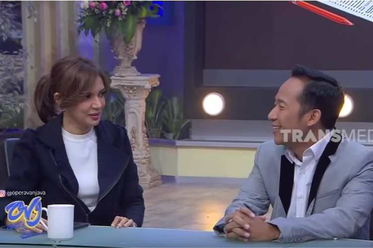 Pembawa Acara Najwa Shihab dan Denny Cagur.