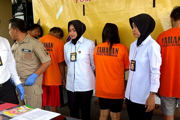 4 orang Joki prostitusi online di Purworejo Jawa Tengah harus berurusan dengan pihak kepolisian. Mereka ditangkap setelah praktik prostitusi online yang ia jalankan terbongkar. 