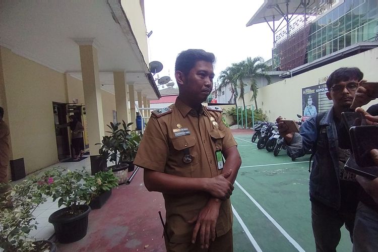 Lurah Perintis, Kecamatan Medan Timur, Kota Medan, Muhammad Fasli, menunjukkan tangannya yang luka saat berada di Polsek Medan Timur, Senin (13/10/2025) sore.