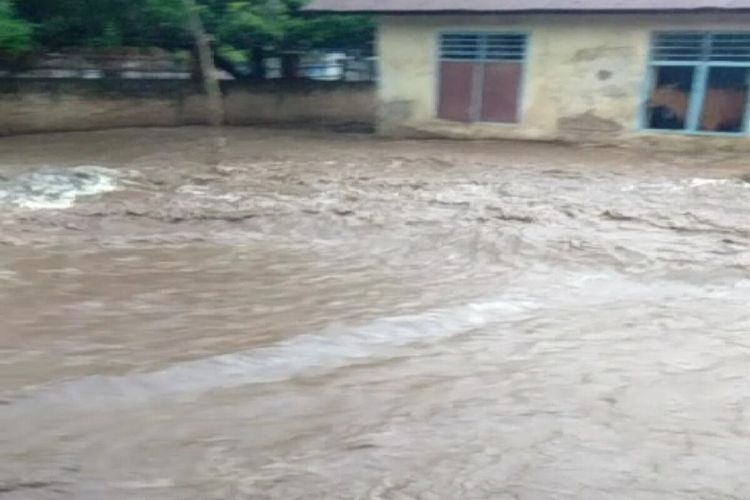 Tiga desa di Kabupaten Bima, NTB dilanda banjir akibat hujan deras mengguyur wilayah itu sejak Rabu siang (16/12/2020).