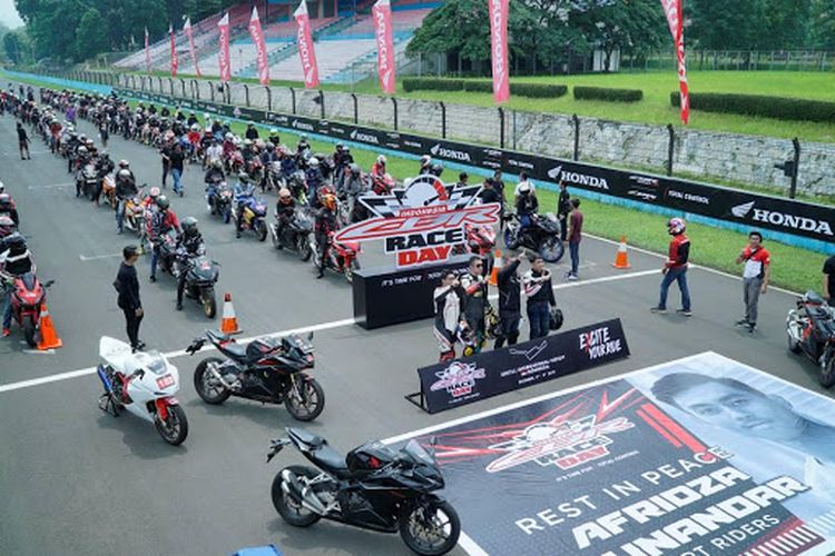 Tak hanya pertandingan balap, ICE Day 2019 juga menampilkan Bikers Parade yang diramaikan oleh ratusan pemilik Honda CBR se-Indonesia.