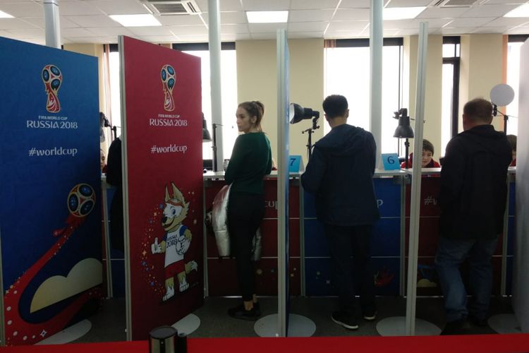 Suasana pengambilan akreditasi wartawan di Accreditation Center yang terletak di ring dalam Stadion Luzhniki, Moskwa, Sabtu (9/6/2018).
