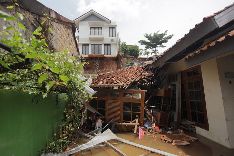 Rumah warga rusak akibat tanah longsor di kawasan Ciganjur, Jakarta, Minggu (11/10/2020). Hujan deras sejak Sabtu (10/10) sore mengakibatkan permukiman penduduk di Jalan Damai RT 004 RW 002, Ciganjur, Jagakarsa, Jakarta Selatan mengalami banjir sekaligus longsor yang merenggut satu korban meninggal dunia dan dua luka-luka.