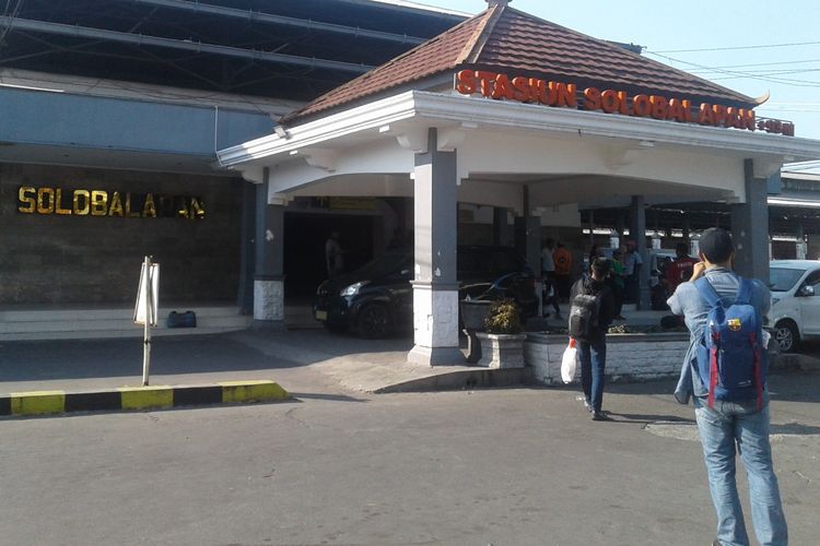 Stasiun Solo Balapan lokasi dibangunnya peron untuk KA Bandara di Solo, Jawa Tengah.