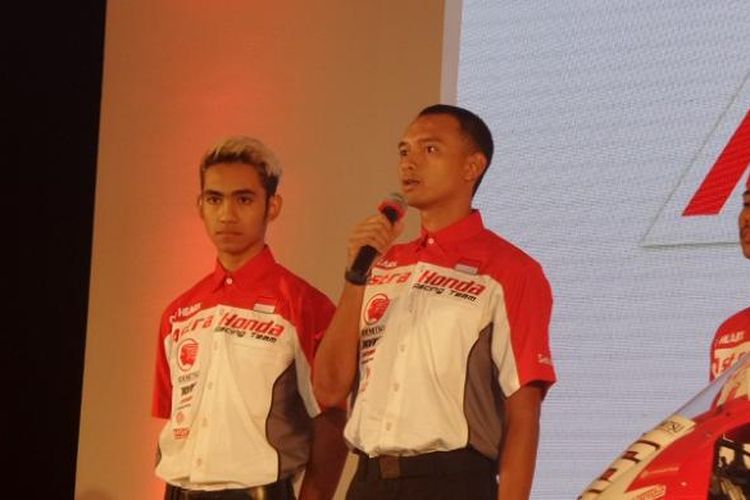 Pebalap Astra Honda Racing Team, Dimas Ekky Pratama (kedua dari kanan), berbicara saat acara peresmian timnya di JI Expo Kemayoran, Jakarta, Jumat (3/2/2017).