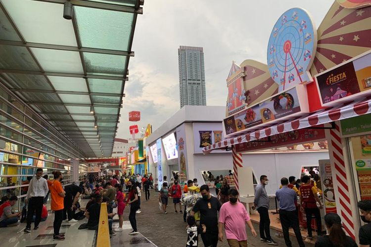 Jakarta Fair Kemayoran 2022 kembali digelar setelah vakum dua tahun akibat pandemi Covid-19, para pengunjung tampak masih mematuhi protokol kesehatan dengan mengenakan masker, Kamis (9/6/2022).