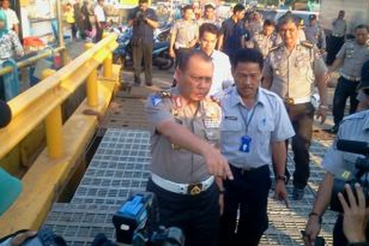 Kepala Korlantas Polri Irjen Pol Pudji Hartanto dan GM PT ASDP Indonesia Ferry cabang Merak, Supriyanto, saat meninjau lokasi jembatan penghubung (moveable bridge) di Dermaga Lima Pelabuhan Merak, Banten, Rabu (31/7/2013). Jembatan ini sebelumya sempat ambruk pada Sabtu 27 Juli 2013, namun saat ini sudah selesai diperbaiki dan siap untuk dilewati oleh para pemudik.