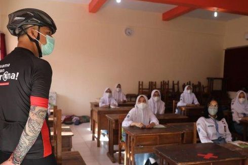 Ganjar Pantau PTM 100 Persen di Semarang, Masih Temukan Guru Tak Kenakan Masker