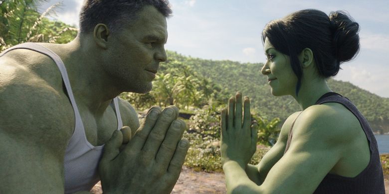 Mark Ruffalo sebagai Hulk atau Bruce Banner dan Tatiana Maslany sebagai Jennifer Walters alias She-Hulk dalam serial She-Hulk: Attorney at Law yang ditayangkan Disney+ Hotstar.