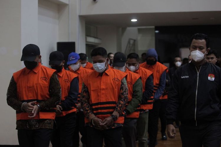 Sejumlah pegawai rumah tahanan Komisi Pemberantasan Korupsi (KPK) dihadirkan setelah ditetapkan menjadi tersangka dalam kasus dugaan pungutan liar (pungli) di Gedung Merah Putih KPK, Jakarta, Jumat (15/3/2024). Komisi Pemberantasan Korupsi (KPK) menetapkan 15 pegawainya sendiri sebagai tersangka dan ditahan di Rutan Plda Metro Jaya dalam dugaan pemerasan pungutan liar (pungli) di Rumah Tahanan cabang KPK dari tahun 2019-2023 yang mencapai Rp6,3 miliar. ANTARA FOTO/Reno Esnir/foc.