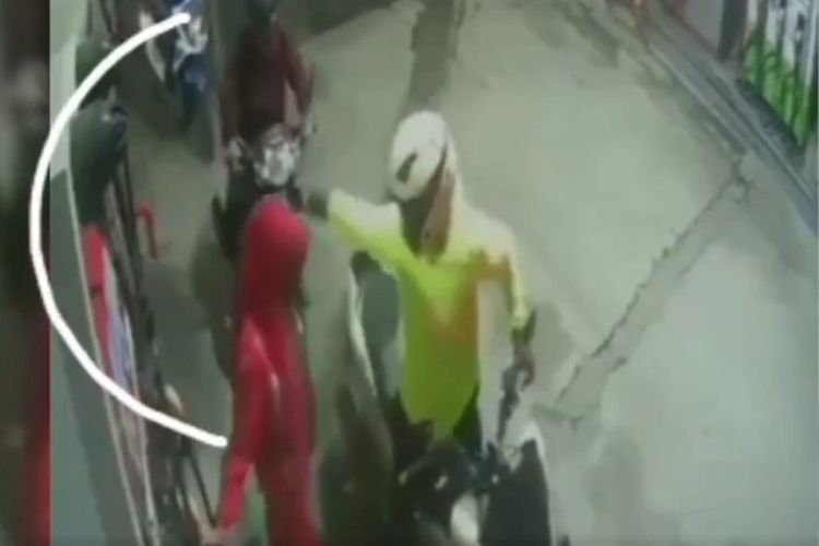 Video viral karyawati SPBU Caringin, Padalarang, Bandung Barat, Jawa Barat, ditampar oleh seorang pembeli ditegur karena tak mau antre. 