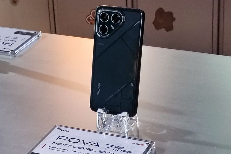 Tecno Pova 7 Ultra 5G dalam peluncuran Tecno Pova 7 Series di Glintz Kuningan City, Jakarta Selatan, Jumat (4/7/2025). Tecno Pova 7 Series hadir dengan desain garis-garis dan segitiga futuristik yang unik dan ikonik di punggung ponsel