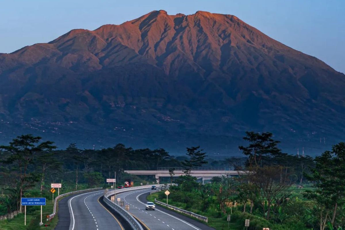 Jalan Tol Semarang-Solo dengan latar belakang Gunung Merbabu