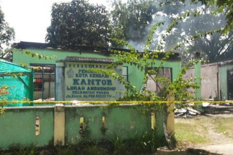 Kantor Lurah Andonuhu Kendari terbakar dipasang garis polisi.(KOMPAS.COM/KIKI ANDI PATI)