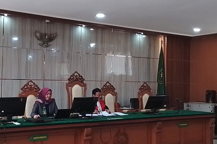 Hakim tunggal, Harry Suptanto (tengah) saat membacakan amar putusan praperadilan ketiga tersangka kasus Subang di Pengadilan Negeri Bandung, Kota Bandung, Jawa Barat, Selasa (19/12/2023).
