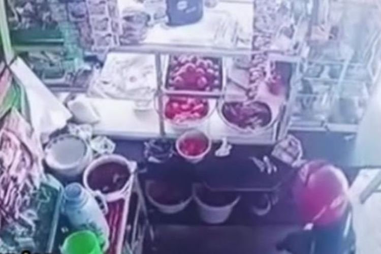 Seorang pria di Kota Pasuruan terekam di CCTV saat melakukan aksi pencurian dengan berlagak menjadi pembeli nasi namun justru menggondol dompet berisi uang sebesar Rp 4 juta, Minggu (16/11/2025).