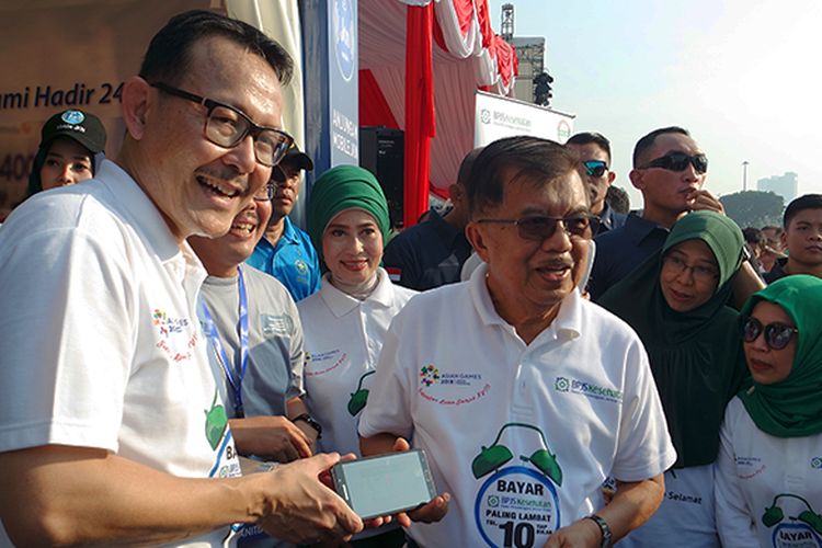 Wakil Presiden Jusuf Kalla mengunjungi salah satu booth di lokasi usai berolahraga bersama para peserta senam kolosal 18.8.18
