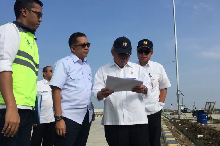 Menteri Pekerjaan Umum dan Perumahan Rakyat (PUPR) Basuki Hadimuljono saat meninjau Seksi 3 dan 4 Tol Pemalang-Batang, Sabtu (26/5/2017).