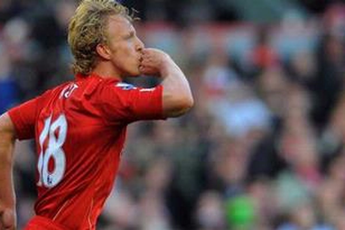 Penyerang Liverpool, Dirk Kuyt, merayakan golnya ke gawang Manchester United, pada pertandingan putaran keempat Piala FA, di Anfield, Sabtu (28/1/2012).
