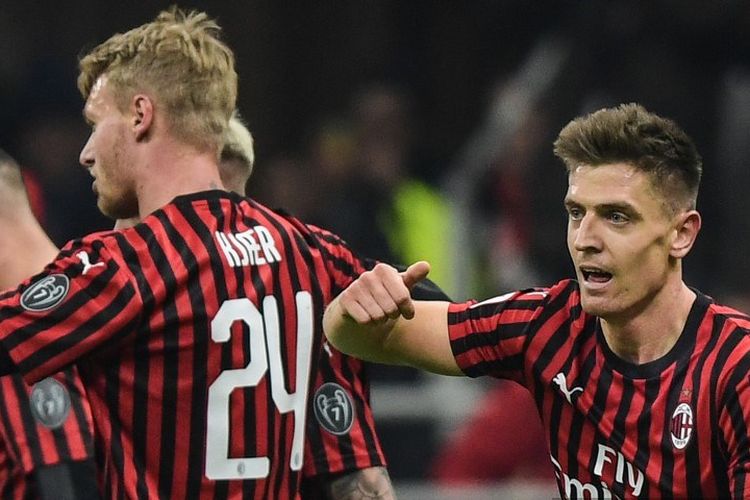 Penyerang AC Milan, Krzysztof Piatek (kanan), merayakan gol ke gawang SPAL pada laga Coppa Italia di Stadion San Siro, Milan, 15 Januari 2020.