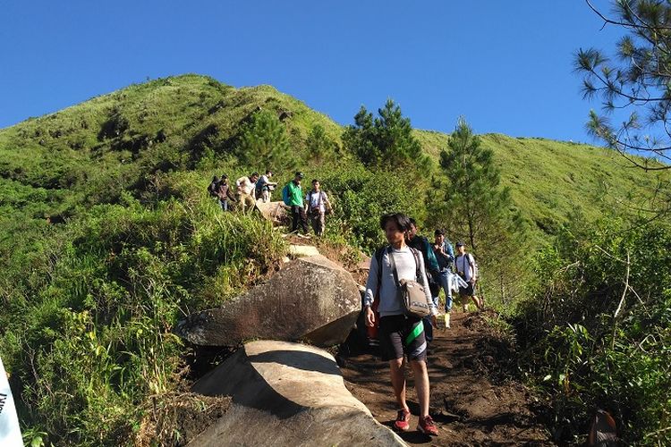 Para pendaki di Gunung Andong.