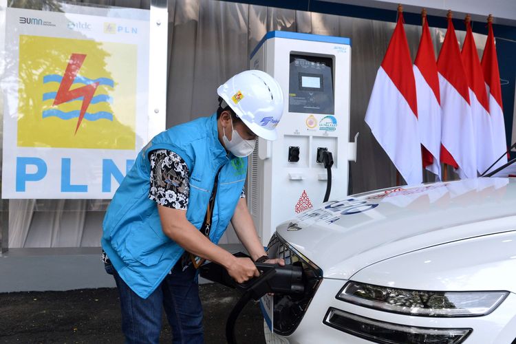 Petugas mengisi daya mobil listrik di Stasiun Pengisian Kendaraan Listrik Umum (SPKLU) Ultra Fast Charging, Central Parking Nusa Dua, Badung, Bali, Jumat (25/3/2022). SPKLU Ultra Fast Charging 200 kW pertama di Indonesia yang disiapkan untuk penyelenggaraan Konferensi Tingkat Tinggi (KTT) G20 itu mampu mengisi penuh baterai kendaraan listrik berkapasitas 80kWh hanya dalam waktu 30 menit.