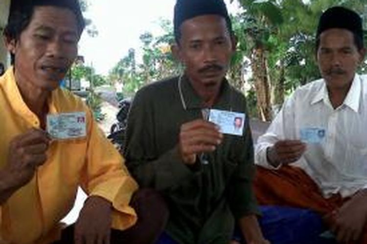 Warga Desa Klompang Timur, Kecamatan Pakong yang dialihkan haknya sebagai penerima Bantuan Langsung Sementara Masyarakat (BLSM). 