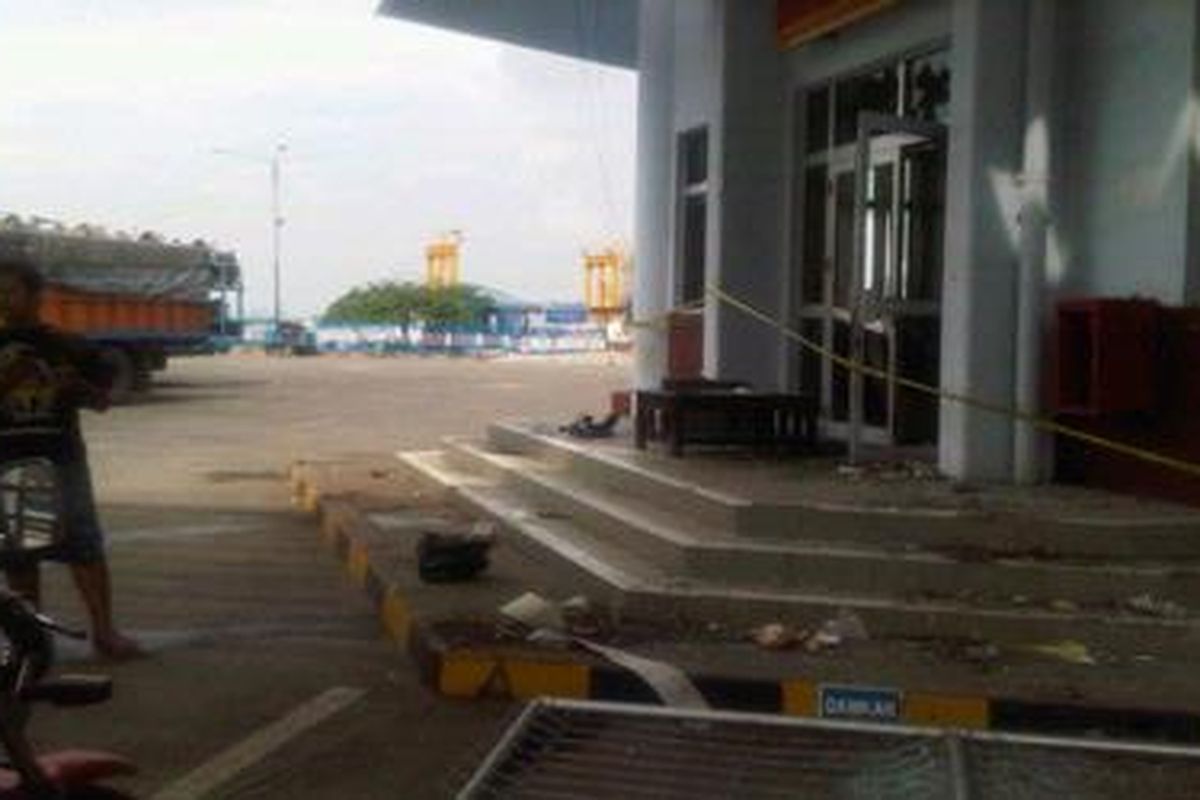 Gedung pusat koordinasi dan pengendalian Selat Sunda yang rusak, Senin (28/5/2012), akibat aksi amuk sopir di Pelabuhan Merak, Banten pada Minggu (27/5/2012) malam.