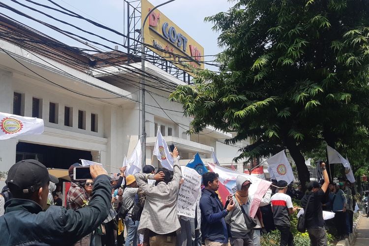 Para demonstran menggeruduk DCost VIP di Jakarta Pusat, Kamis (28/11/2019)