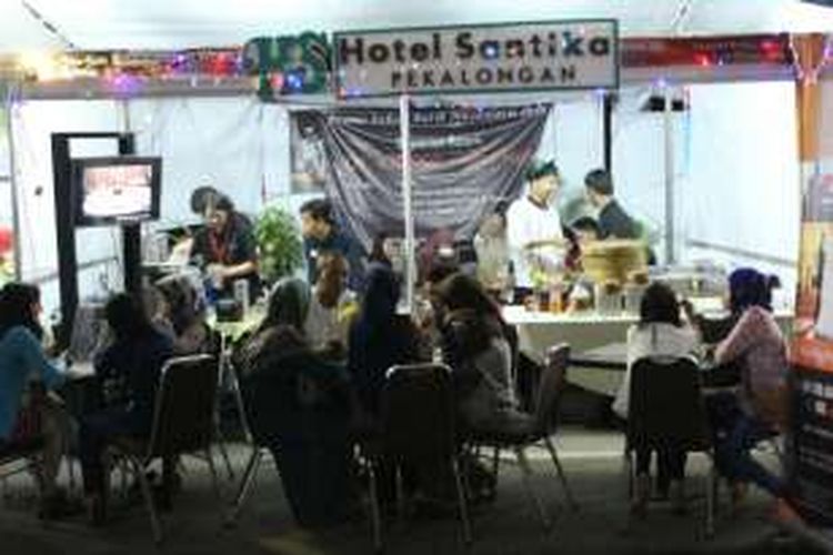 Stand Hotel Santika Pekalongan di Pekan Batik Nusantara 2016 di Kota Pekalongan, Jawa Tengah.