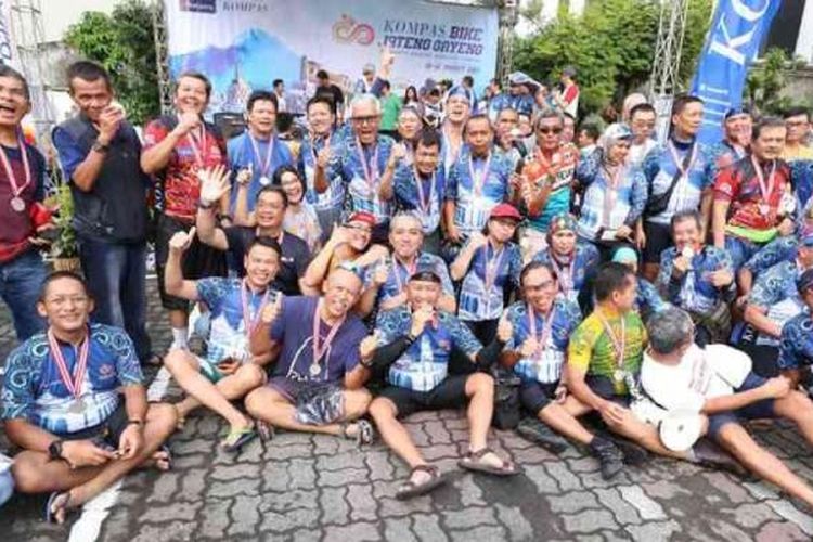 Sejumlah peserta berpose setelah mengikuti acara Kompas Bike-Jateng Gayeng pada hari ketiga, Minggu (12/3/2017). Acara bersepeda jarak jauh ini dimulai dari Purwokerto menuju Semarang dengan jarak tempuh kurang lebih 426 kilometer.