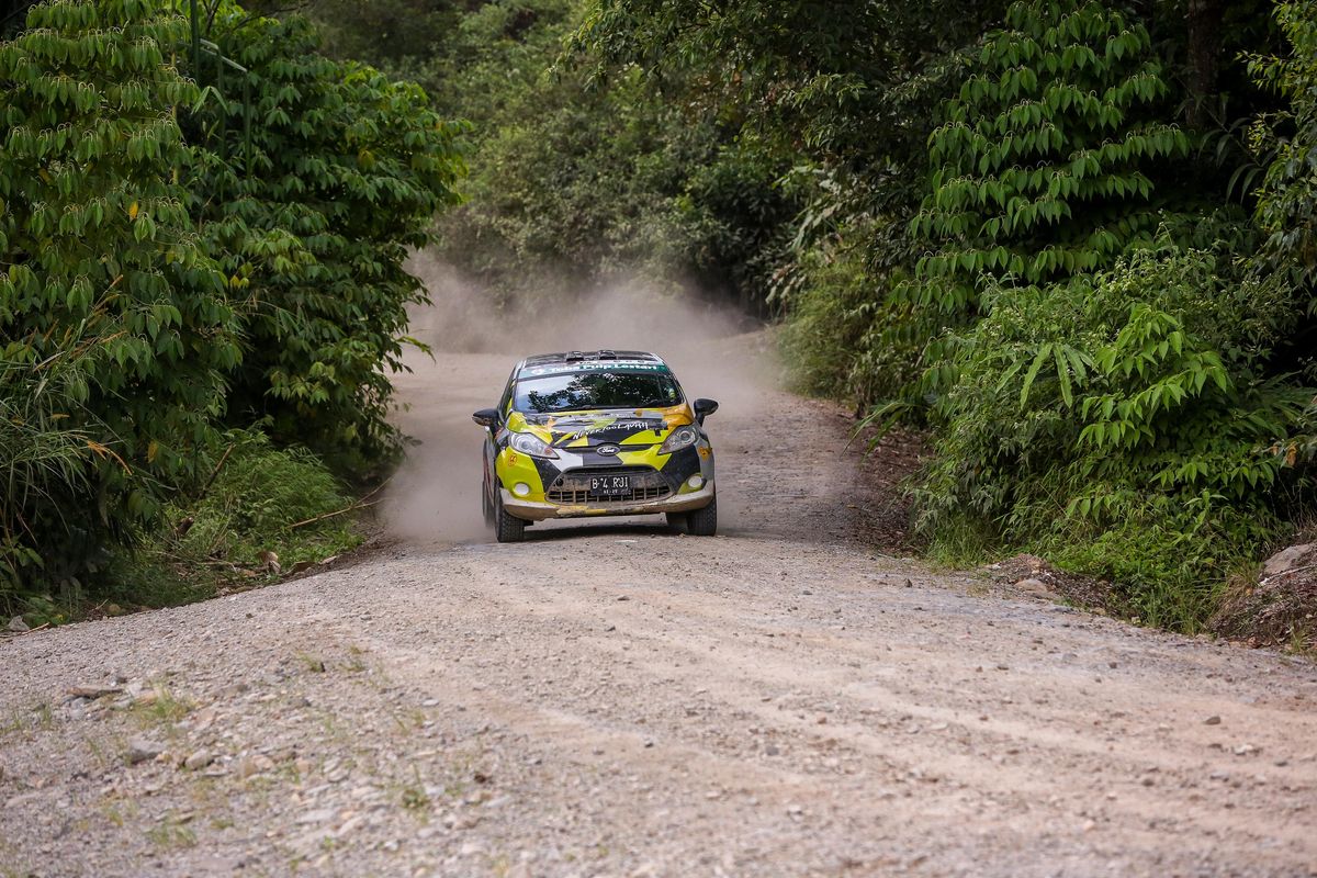 Wagub Sumatera Utara Musa Rajekshah saat mengikuti ajang Asia Pacific Rally Championship 2022 di Sektor Aek Nauli, kawasan konsesi tanaman industri, PT Toba Pulp Lestari Tbk