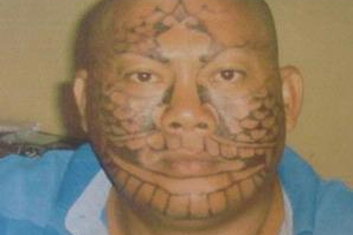 Bambang (40) warga Desa Mulyoagung, Kecamatan Kota , Kabupaten Bojonegero rela menato wajahnya demi diterima menjadi pegawai negeri sipil (PNS).