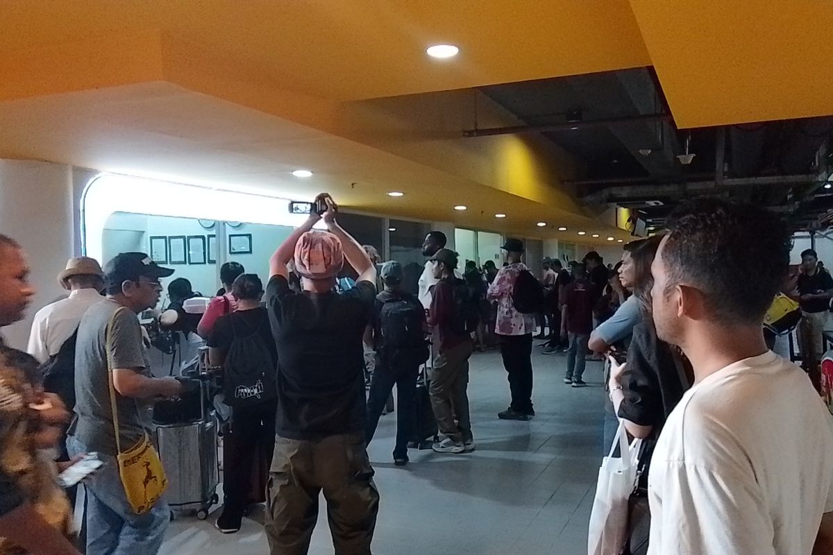 Penerbangan Batal, Calon Penumpang Antre Reschedule Tiket di Bandara Komodo