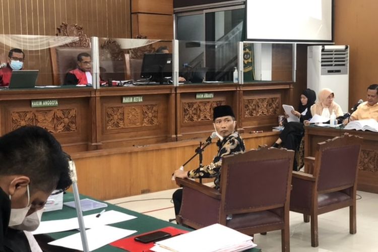 M Kece menberi kesaksian dalam persidangan di Pengadilan Negeri Jakarta Selatan, Kamis (19/5/2022). Ia merupakan saksi dan korban dari tindakan penganiayaan yang diduga dilakukan oleh Irjen Pol Napoleon Bonaparte. 