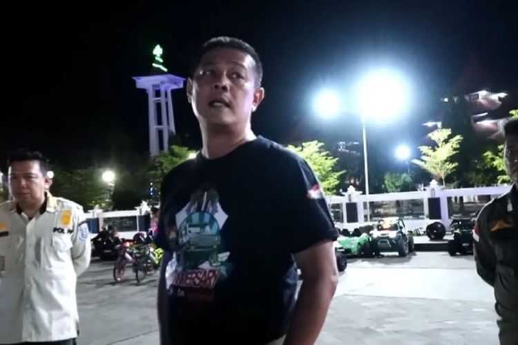 Kepala Satpol PP dan Damkar Indramayu, Teguh Budiarso saat memberikan keterangan perihal penertiban penyewa mainan mobil-mobilan di Alun-alun Indramayu, Jawa Barat, Kamis (11/9/2025)