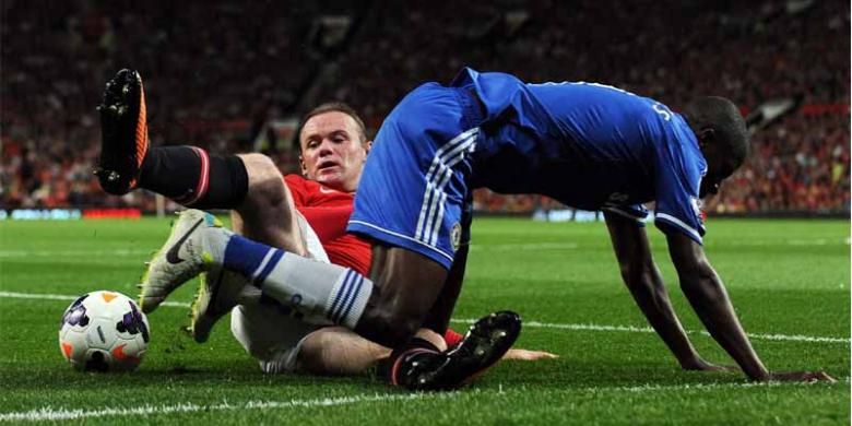 Striker Manchester United asal Inggris, Wayne Rooney (tengah), berebut bola dengan bek Chelsea asal Brasil, Ramires, dalam laga Premier League di Old Trafford, Selasa (27/8/2013) dini hari WIB.