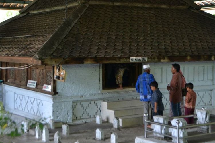 Kompleks Makam Sunan Drajat terletak di sebuah bukit di Desa Drajat, Kecamatan Paciran, Kabupaten Lamongan, Provinsi Jawa Timur. 
