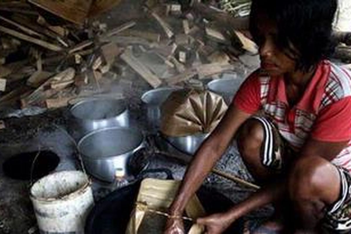 Wehelmince mencuci wadah dari daun lontar.