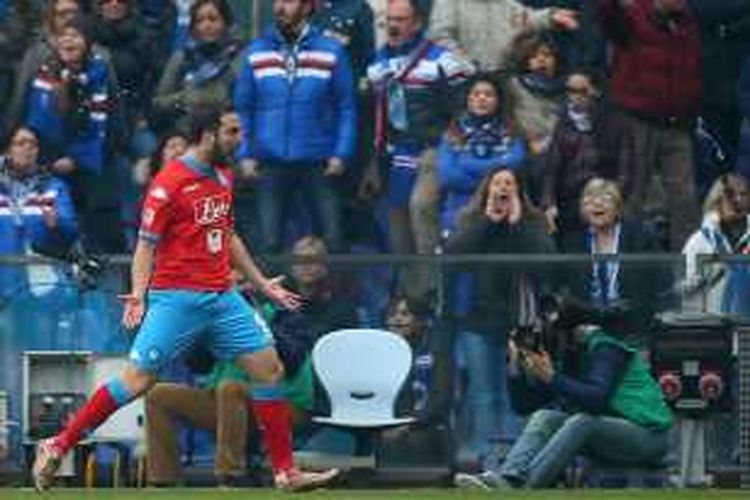 Striker Napoli, Gonzalo Higuain, merayakan golnya ke gawang Sampdoria pada lanjutan Serie A di Stadion Luigi Ferraris, Minggu (24/1/2016). Ini menjadi gol ke-21 Higuain pada Serie A 2015-2016.