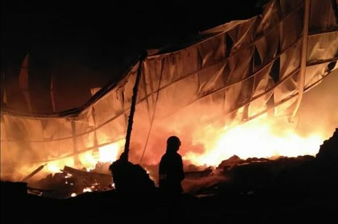 Diduga Korsleting Listring, Gudang Plastik di Tangerang Terbakar