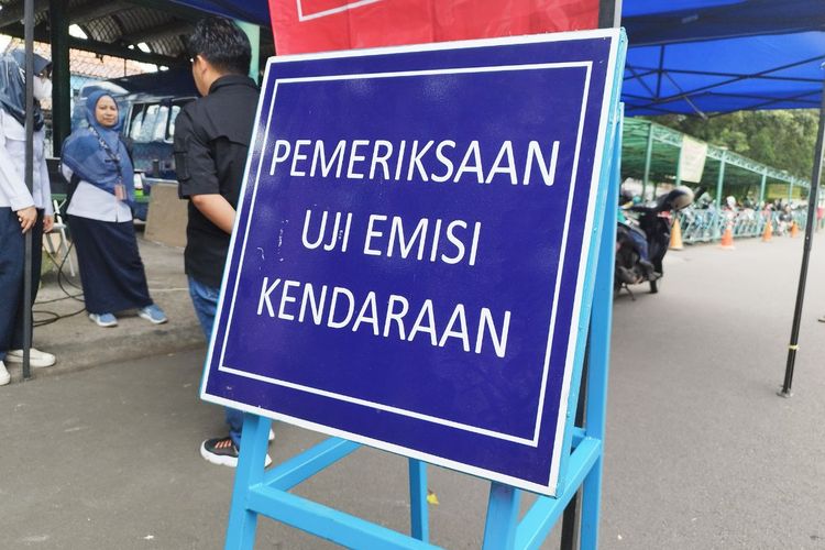 Layanan uji emisi bagi kendaraan plat merah di Kantor Walikota Jakarta Pusat, Rabu (15/2/2023).